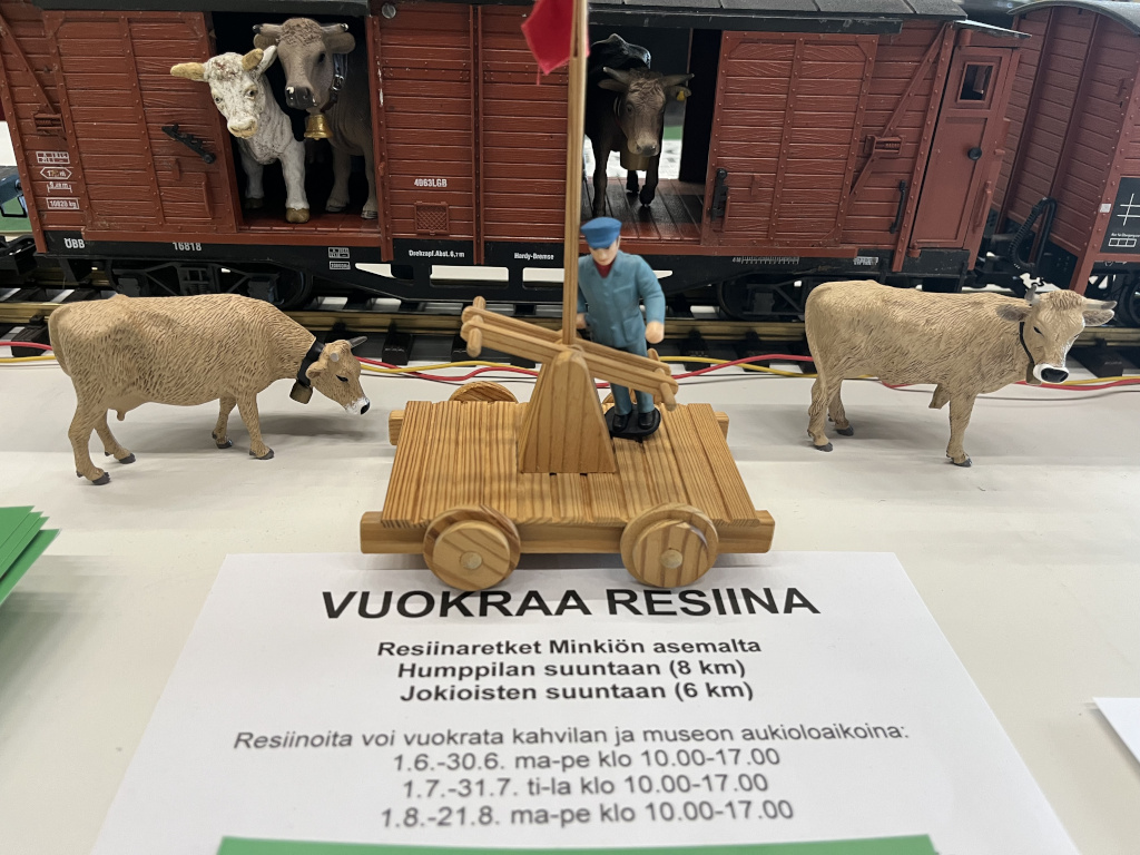 Puinen resiinan pienoismalli ja vuokraa resiina -kyltti